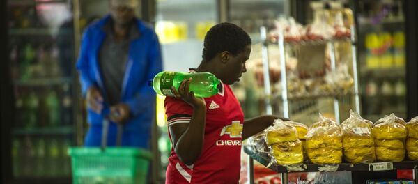 A woman holds a bottle of soft drink as she shops around at a local supermarket in the Township of Zandspruit, Greater Johannesburg, South Africa, on March 15, 2016 - Sputnik International