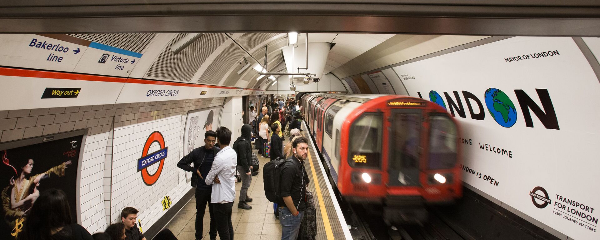 A London Underground train arrives at Oxford Circus station in central London on August 20, 2016, following the launch of the 24 hour night tube service - Sputnik International, 1920, 26.11.2021