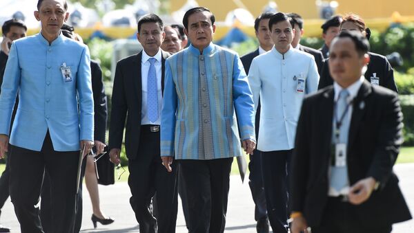 Prime Minister Prayuth Chan-Ocha (C) arrives at Government House before a cabinet meeting in Bangkok on August 9, 2016 - Sputnik International