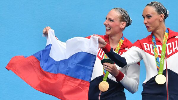 Svetlana Romashina and Natalya Ishchenko (Russia), gold medalists in the women's synchronized swimming free routine finals at the XXXI Summer Olympics, at the award ceremony - Sputnik International