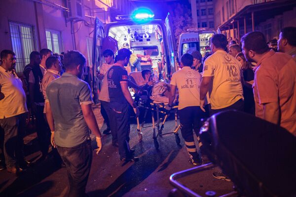 First aid officers carry an injured man to hospital August 20, 2016 in Gaziantep following a late night militant attack on a wedding party in southeastern Turkey - Sputnik International