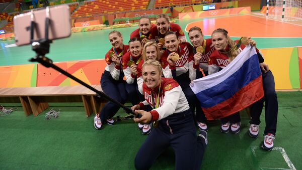 The Russian national team, winners of the gold medal in women's handball at the XXXI Summer Olympics, during the medal ceremony - Sputnik International