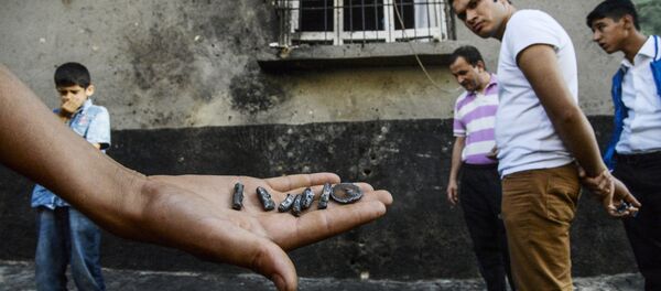 A person shows pieces of projectile near the explosion scene following a late night attack on a wedding party that left at least 30 dead in Gaziantep in southeastern Turkey near the Syrian border on August 21, 2016 - Sputnik International