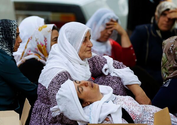 Women mourn as they wait in front of a hospital morgue in the Turkish city of Gaziantep, after a suspected bomber targeted a wedding celebration in the city, Turkey, August 21, 2016 - Sputnik International