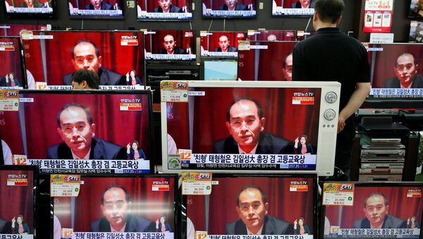 A sales assistant watches TV sets broadcasting a news report on Thae Yong Ho, North Korea's deputy ambassador in London, who has defected with his family to South Korea, in Seoul, South Korea, August 18, 2016 - Sputnik International