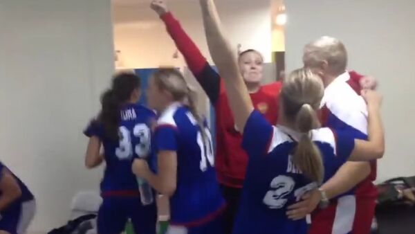 Russian female handball team celebrates their Olympic gold medal - Sputnik International