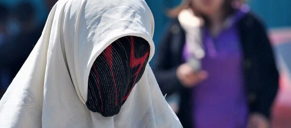 A woman wears a paranja at a street market in the town of Kara-Suu, in the Fergana Valley some 700km outside Bishkek, on May 13, 2009 A woman wears a paranja at a street market in the town of Kara-Suu, in the Fergana Valley some 700km outside Bishkek, on May 13, 2009 - Sputnik International