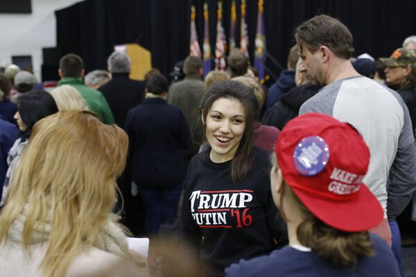 A woman wears a shirt reading Trump-Putin '16 before a rally for Republican presidential candidate Donald Trump at Plymouth State University, February 7, 2016, in Plymouth, New Hampshire - Sputnik International