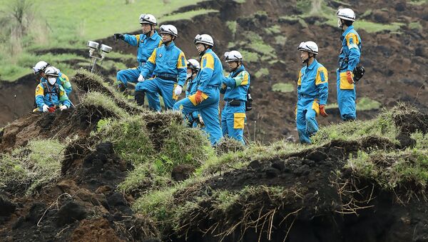 Policemen ckeck a landslide site before searching for missing people in Minami-Aso, Kumamoto prefecture, on April 22, 2016 - Sputnik International