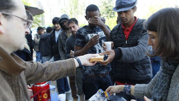 Refugees receive food in a makeshift camp in Paris on May 27, 2016 in Paris - Sputnik International