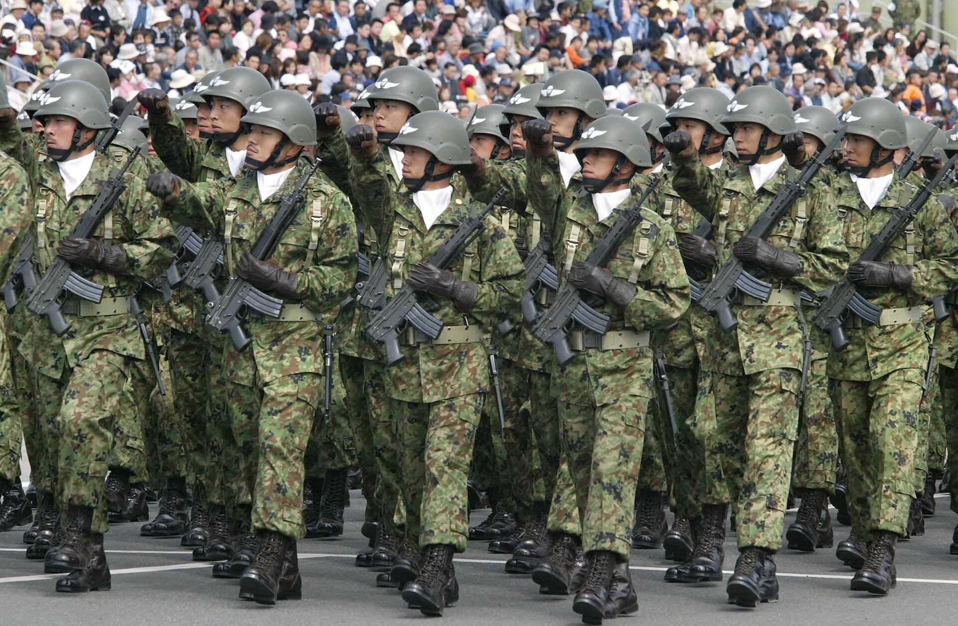 Troops of Japan Grand Self-Defense Force (JGSDF) 1st Airborne Brigade march during an inspection parade for the JGSDF Eastern Army 44th anniversary celebration at Asaka training field, suburban Tokyo. - Sputnik International, 1920, 19.01.2023