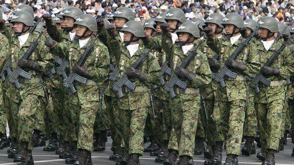 Troops of Japan Grand Self-Defense Force (JGSDF) 1st Airborne Brigade march during an inspection parade for the JGSDF Eastern Army 44th anniversary celebration at Asaka training field, suburban Tokyo. - Sputnik International