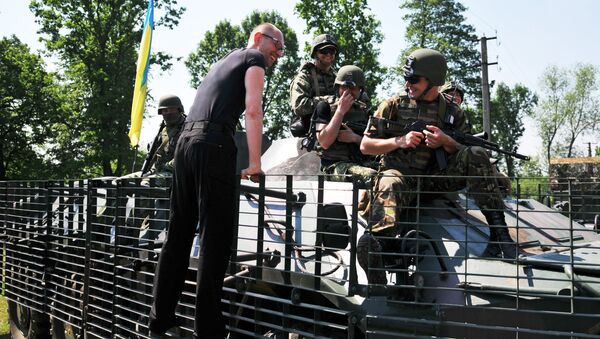 Prime Minister Arseniy Yatsenyuk, left, talks to the US personnel during the 2015 Fearless Guardian joint drills at the Yavorovsky training ground - Sputnik International