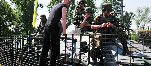 Prime Minister Arseniy Yatsenyuk, left, talks to the US personnel during the 2015 Fearless Guardian joint drills at the Yavorovsky training ground - Sputnik International