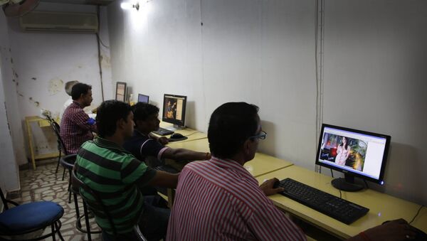 Indian youth use the internet at a cyber cafe in Allahabad, India (File) - Sputnik International
