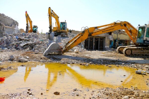 Excavators in the city of Ramadi. Municipal officials told Sputnik they are doing everything in their power to bring the city back to life. - Sputnik International