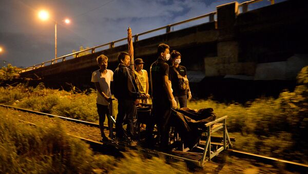Residents transport on a trolley two bodies of men, after police said they were killed by policemen after they fought back during an illegal drugs Shabu (Meth) operation in Manila, Philippines August 18, 2016 - Sputnik International