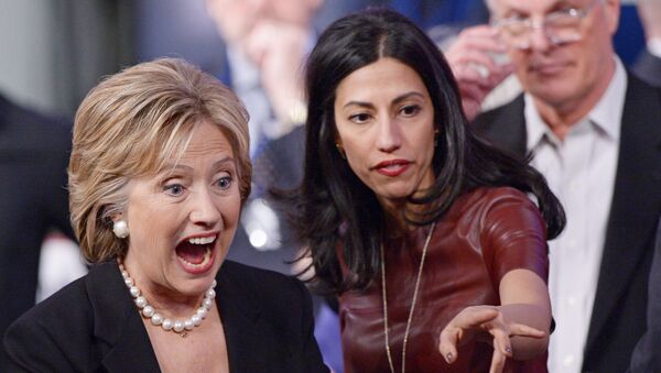 Democratic Presidential Nominee Hillary Clinton (L) and longtime aide Huma Abedin at a campaign event in Iowa, November 2015. - Sputnik International
