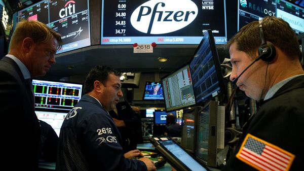 Traders gather at the post of Pfizer on the floor of the New York Stock Exchange (NYSE) in New York City, U.S., August 22, 2016 - Sputnik International