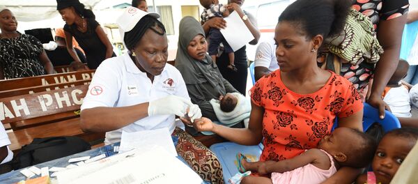 Health official takes blood sample of a mother for malaria testing at Ajah in Eti Osa East district of Lagos, on April 21, 2016 - Sputnik International