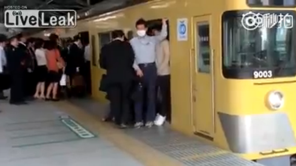 Metro car boarding in Japan - Sputnik International