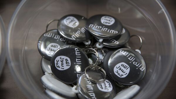 Islamic State group pins are on display at an Islamic bookstore where books about Islam, militant Islamic leaders and Islamic flags are displayed in the Fatih district of Istanbul, Monday, Oct. 13, 2014 - Sputnik International