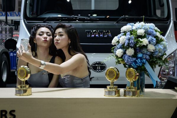 Beautiful Girls Among Fast Cars: The 'Pretties' of BIG Motor Sale in Bangkok - Sputnik International
