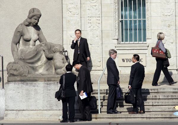 Delegates speak in front of the headquarters of the World Trade Organization, WTO, after the first day session of the World Trade Organization, in Geneva, Switzerland (File) - Sputnik International