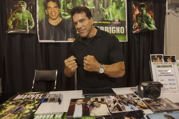 Actor Lou Ferrigno signs autographs during the Wizard World Chicago Comic Con at the Donald E. Stephens Convention Center in Rosemont, IL on Friday, Aug. 22, 2014 - Sputnik International