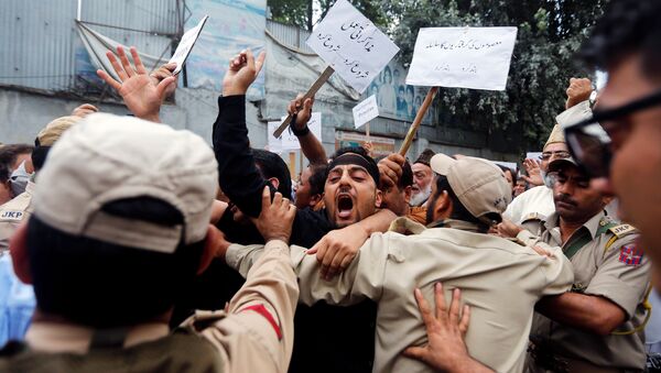 Supporters of Kashmir's main opposition National Conference (NC) party scuffle with Indian policemen during a protest against the recent killings in Kashmir, in Srinagar, August 8, 2016 - Sputnik International