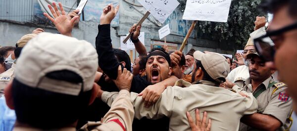 Supporters of Kashmir's main opposition National Conference (NC) party scuffle with Indian policemen during a protest against the recent killings in Kashmir, in Srinagar, August 8, 2016 Supporters of Kashmir's main opposition National Conference (NC) party scuffle with Indian policemen during a protest against the recent killings in Kashmir, in Srinagar, August 8, 2016 - Sputnik International