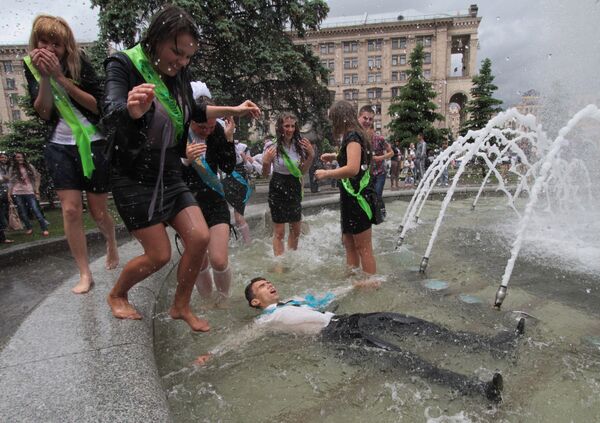 Ukrainian high school graduates playing in a fountain on the traditional 'Last Bell ceremony' in Kiev, 2013. - Sputnik International