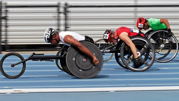 Casey Followay, left, Stephen Binning, center, and Arturo Torres, right, race in their heat in the men's 100-meter dash during the U.S. Paralympics Team Trials in Charlotte, N.C., Friday, July 1, 2016. - Sputnik International