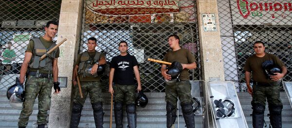 Members of Palestinian security forces take position following clashes with Palestinian youths in the old town of the West Bank city of Nablus August 23, 2016 Members of Palestinian security forces take position following clashes with Palestinian youths in the old town of the West Bank city of Nablus August 23, 2016 - Sputnik International