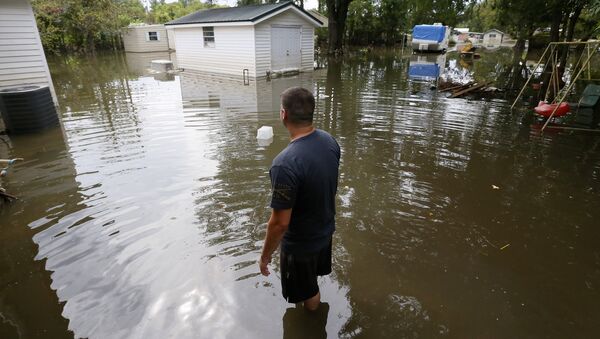 Chris Landaiche looks out to his flooded backyard in Sorrento, Louisiana, U.S., August 21, 2016 - Sputnik International