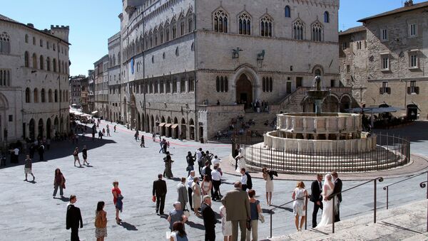 A general view of Priori Palace (C) and Maggiore fountain in downtown Perugia - Sputnik International