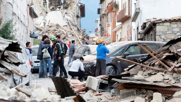 People stand along a road following a quake in Amatrice, central Italy, August 24, 2016. - Sputnik International