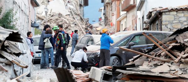 People stand along a road following a quake in Amatrice, central Italy, August 24, 2016. People stand along a road following a quake in Amatrice, central Italy, August 24, 2016. - Sputnik International