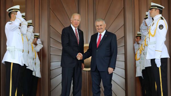Turkish Prime Minister Binali Yildirim (center R) meets with U.S. Vice President Joe Biden in Ankara, Turkey, August 24, 2016. - Sputnik International