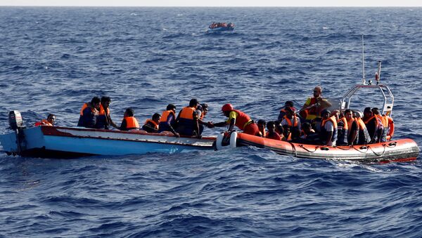 Rescue boat attempts to help refugees at sea - Sputnik International