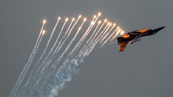 F-16 Viper deploying countermeasures - Sputnik International