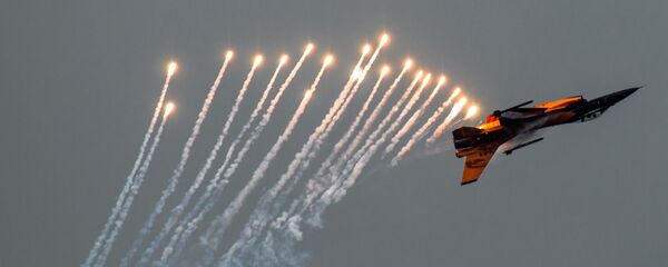 F-16 Viper deploying countermeasures - Sputnik International