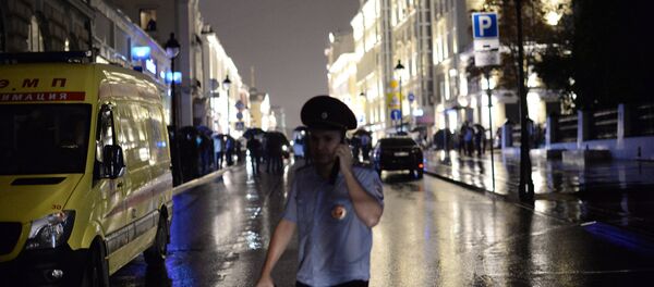 Police officers cordon off the territory near a Citibank office on Bolshaya Nikitskaya Street in central Moscow, where a man took hostages and threatens to blow up the building Police officers cordon off the territory near a Citibank office on Bolshaya Nikitskaya Street in central Moscow, where a man took hostages and threatens to blow up the building - Sputnik International