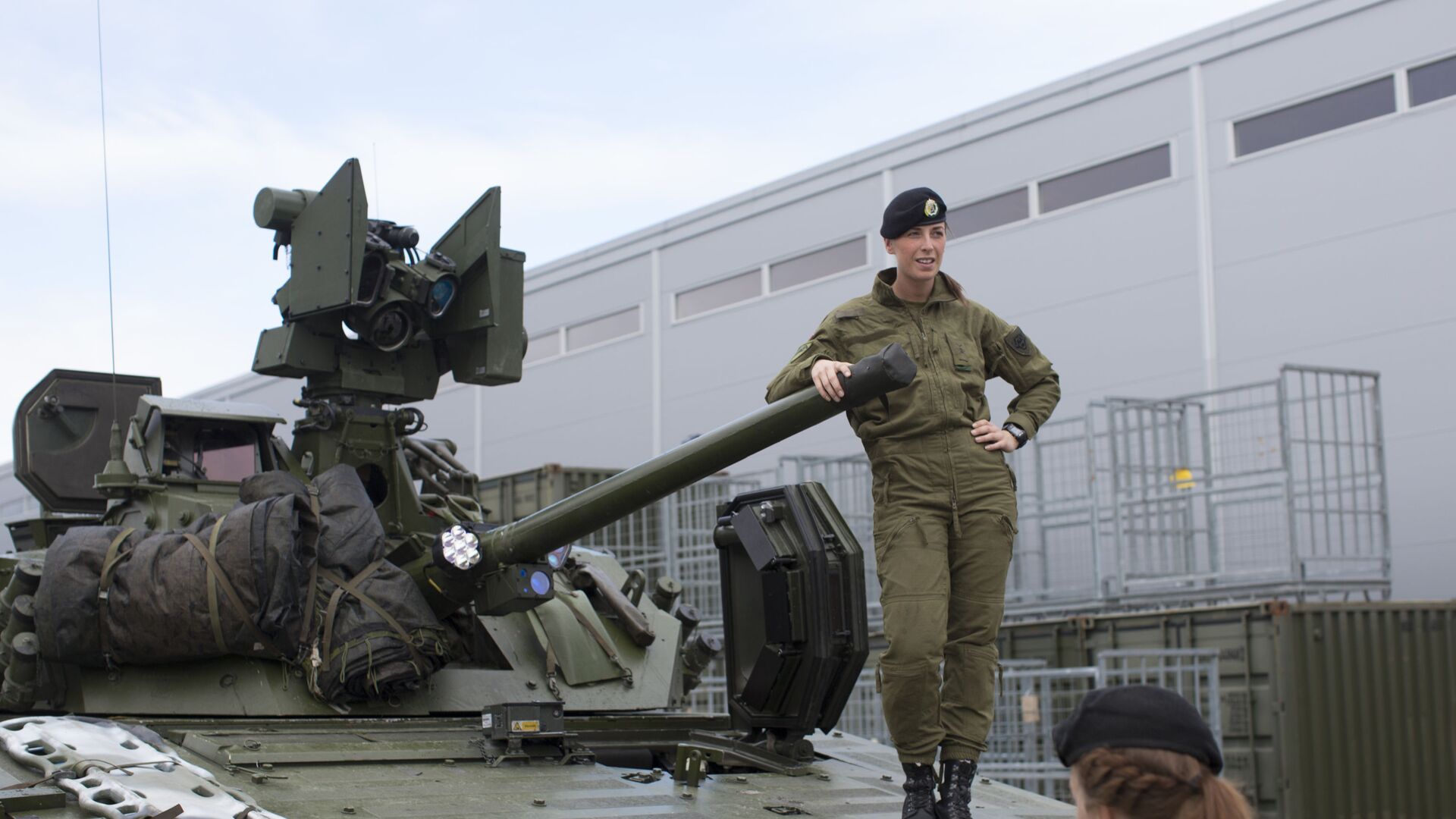 Female soldiers talk next to a CV90 combat vehicle at the armored battalion in Setermoen, northern Norway on August 11, 2016. Norway has become the first NATO member to have compulsory conscription for women as well as men in the army. Recently, the first batch of army recruits joined the ranks in The Armored Battalion in the Norwegian Army located in Setermoen in northern Norway.  - Sputnik International, 1920, 29.08.2022