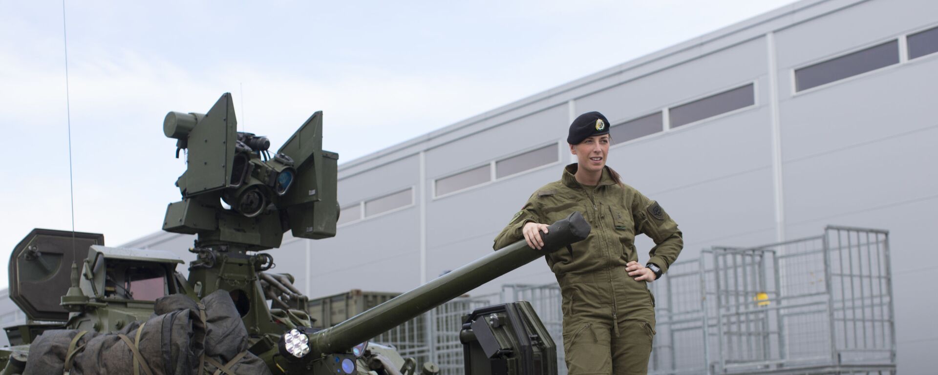 Female soldiers talk next to a CV90 combat vehicle at the armored battalion in Setermoen, northern Norway on August 11, 2016. Norway has become the first NATO member to have compulsory conscription for women as well as men in the army. Recently, the first batch of army recruits joined the ranks in The Armored Battalion in the Norwegian Army located in Setermoen in northern Norway.  - Sputnik International, 1920, 27.04.2022