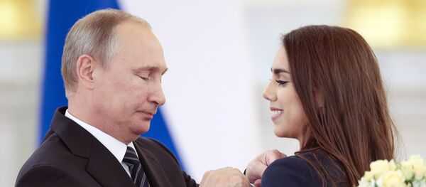 Russian President Vladimir Putin, left, gives an award to Margarita Mamun, who won the gold medal for rhythmic gymnastics individual, during an awarding ceremony for Russia's Olympians in Moscow's Kremlin in Moscow, Russia - Sputnik International