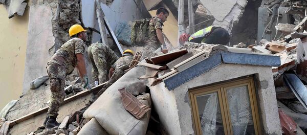 Rescuers work at a collapsed building following an earthquake in Amatrice, central Italy, August 24, 2016 Rescuers work at a collapsed building following an earthquake in Amatrice, central Italy, August 24, 2016 - Sputnik International