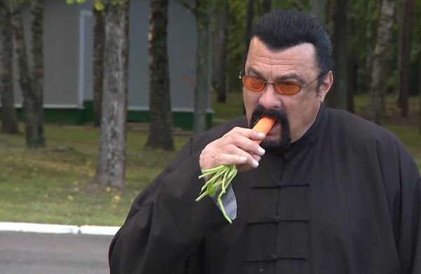 Hollywood actor and producer Steven Seagal holds a carrot in the Belarus' presidential residence of Drozdy, outside Minsk, Belarus - Sputnik International
