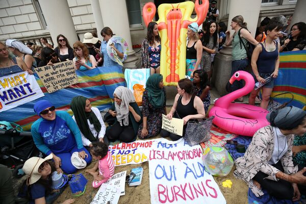 Protesters demonstrate against France's ban of the burkini, outside the French Embassy in London, Britain August 25, 2016. Protesters demonstrate against France's ban of the burkini, outside the French Embassy in London, Britain August 25, 2016. - Sputnik International