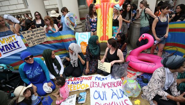 Protesters demonstrate against France's ban of the burkini, outside the French Embassy in London, Britain August 25, 2016. - Sputnik International